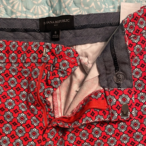 Banana Republic Size 8 Red Patterned Shorts - Picture 2 of 3